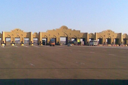 تجمع رانندگان تاکسی در اعتراض به پرداخت عوارض آزادراه تهران-ساوه