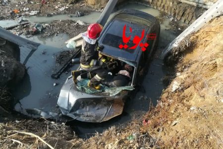 سقوط خودرو در کانال آب بلوار الغدیر