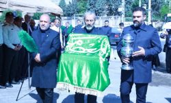 اهتزاز پرچم حرم مطهر رضوی در میدان نماز اسلامشهر